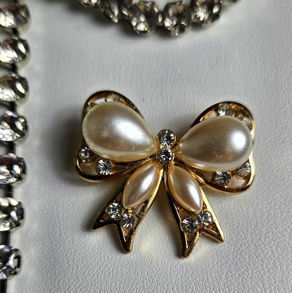 Elegant Rhinestone / Fuax Pearl Bow Brooch Bundle - Picture 7 of 17